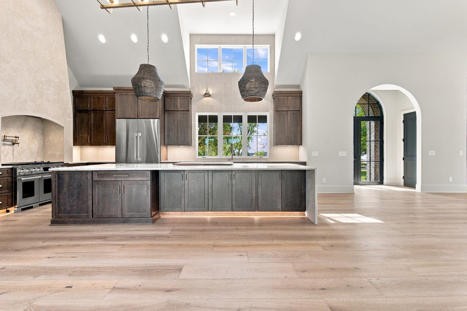 1001 Wright Branch Ct, Mount Juliet, TN 37122 Whether entertaining with friends or serving your families Thanksgiving meal, this kitchen will meet all of your needs