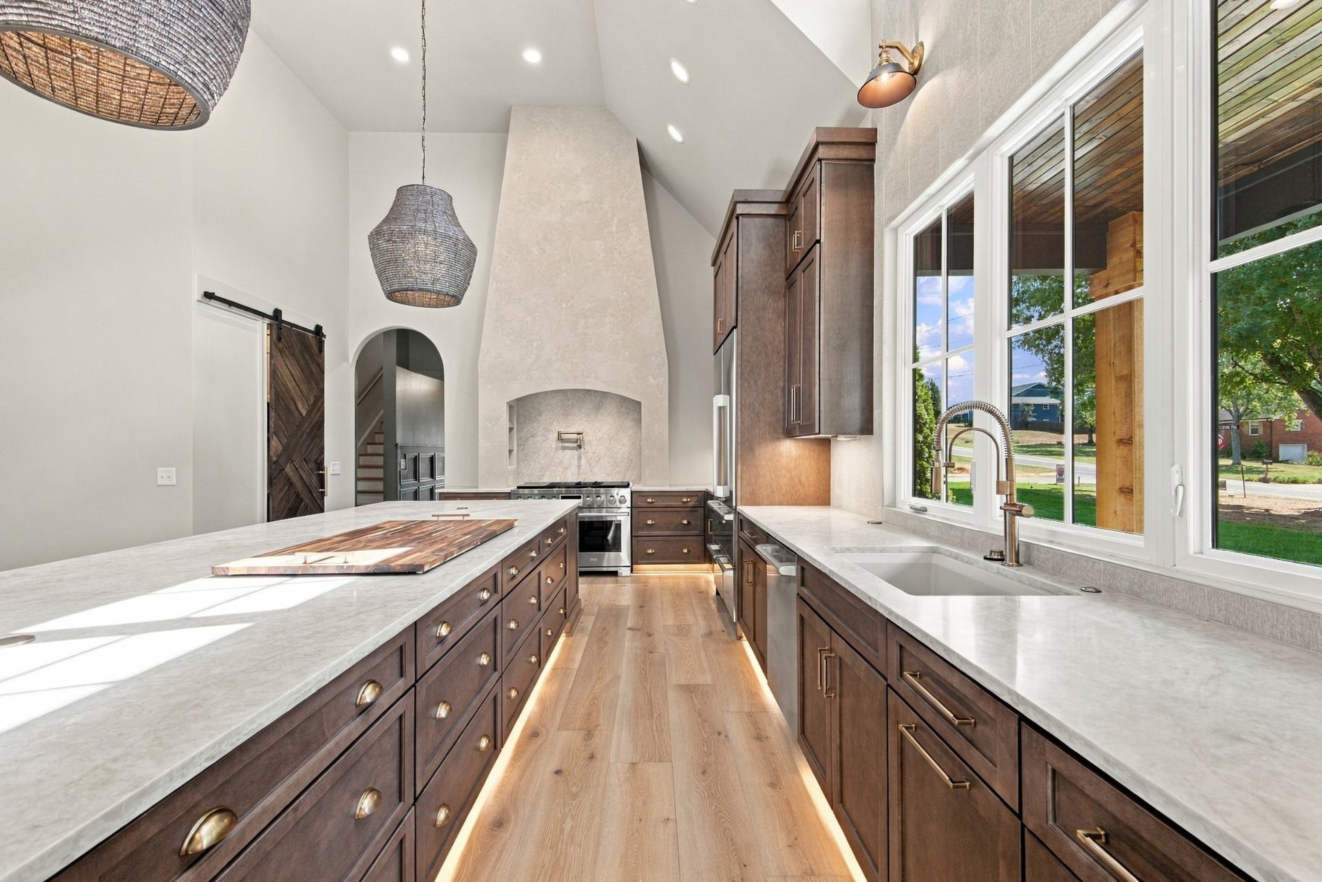 1001 Wright Branch Ct, Mount Juliet, TN 37122 Plenty of prep space, seating & storage make this kitchen perfect for everyday living and entertaining.