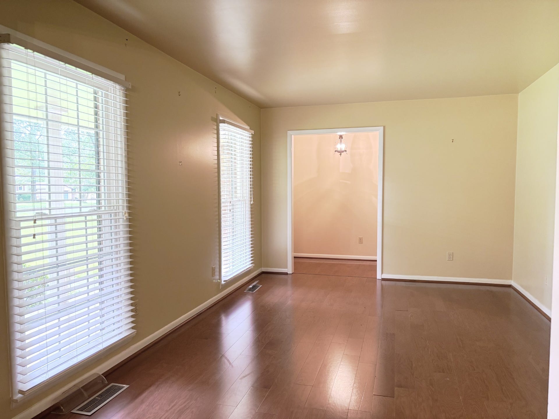 215 Sharondale Dr, Tullahoma, TN 37388 Living Room