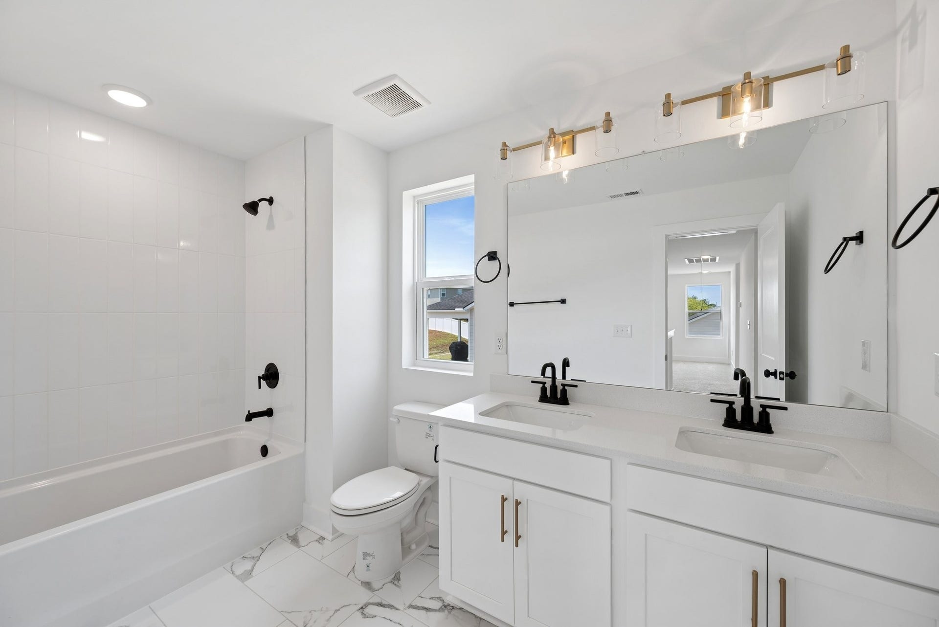 3202 Gravity Drive, Columbia, TN 38401 Bathroom