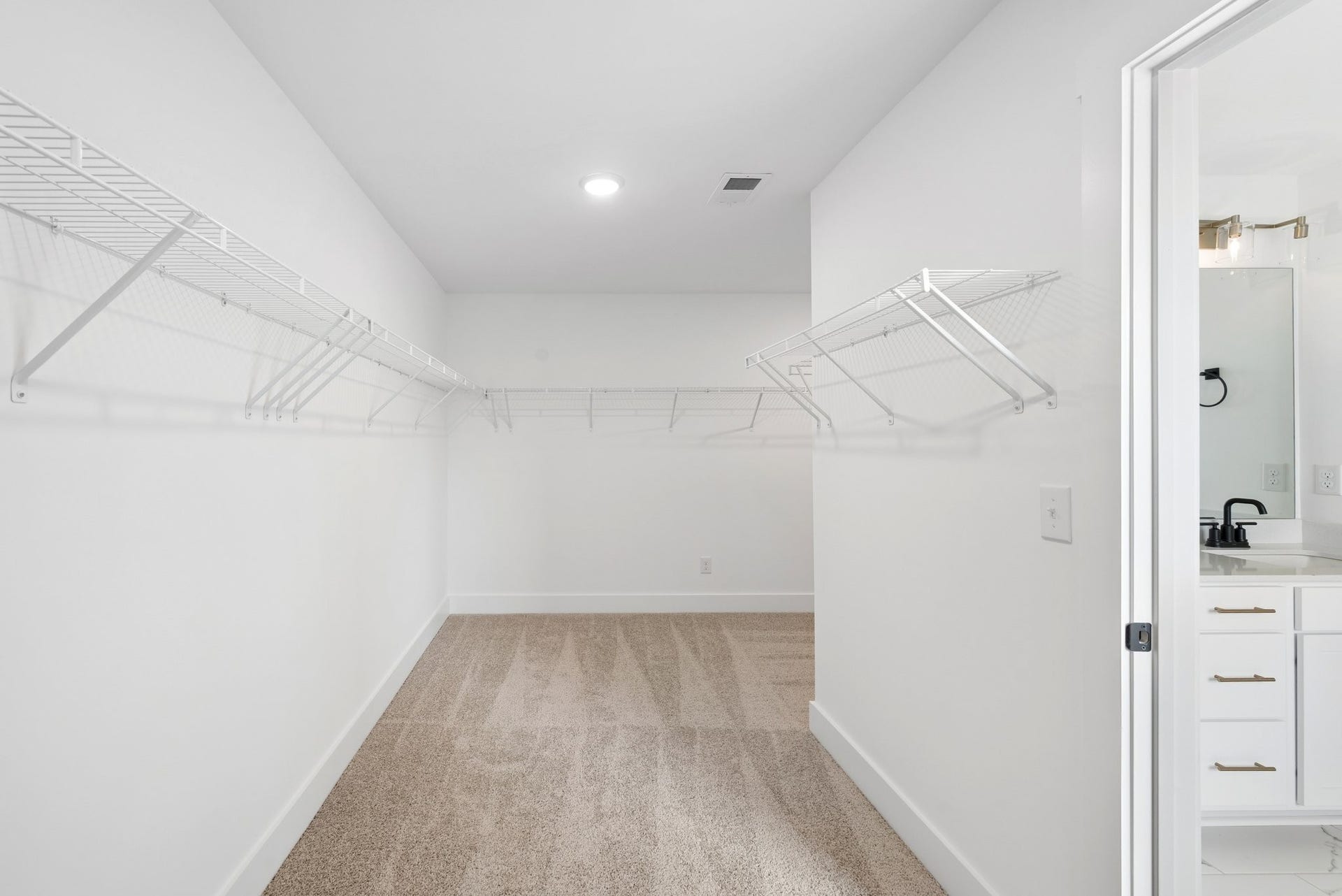 3202 Gravity Drive, Columbia, TN 38401 Primary Closet