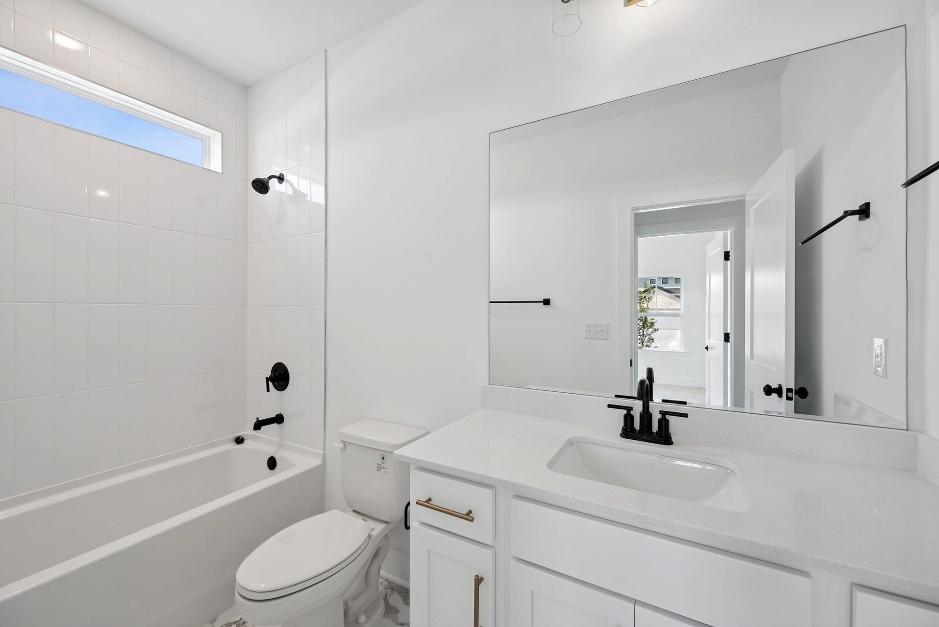 3202 Gravity Drive, Columbia, TN 38401 Bathroom