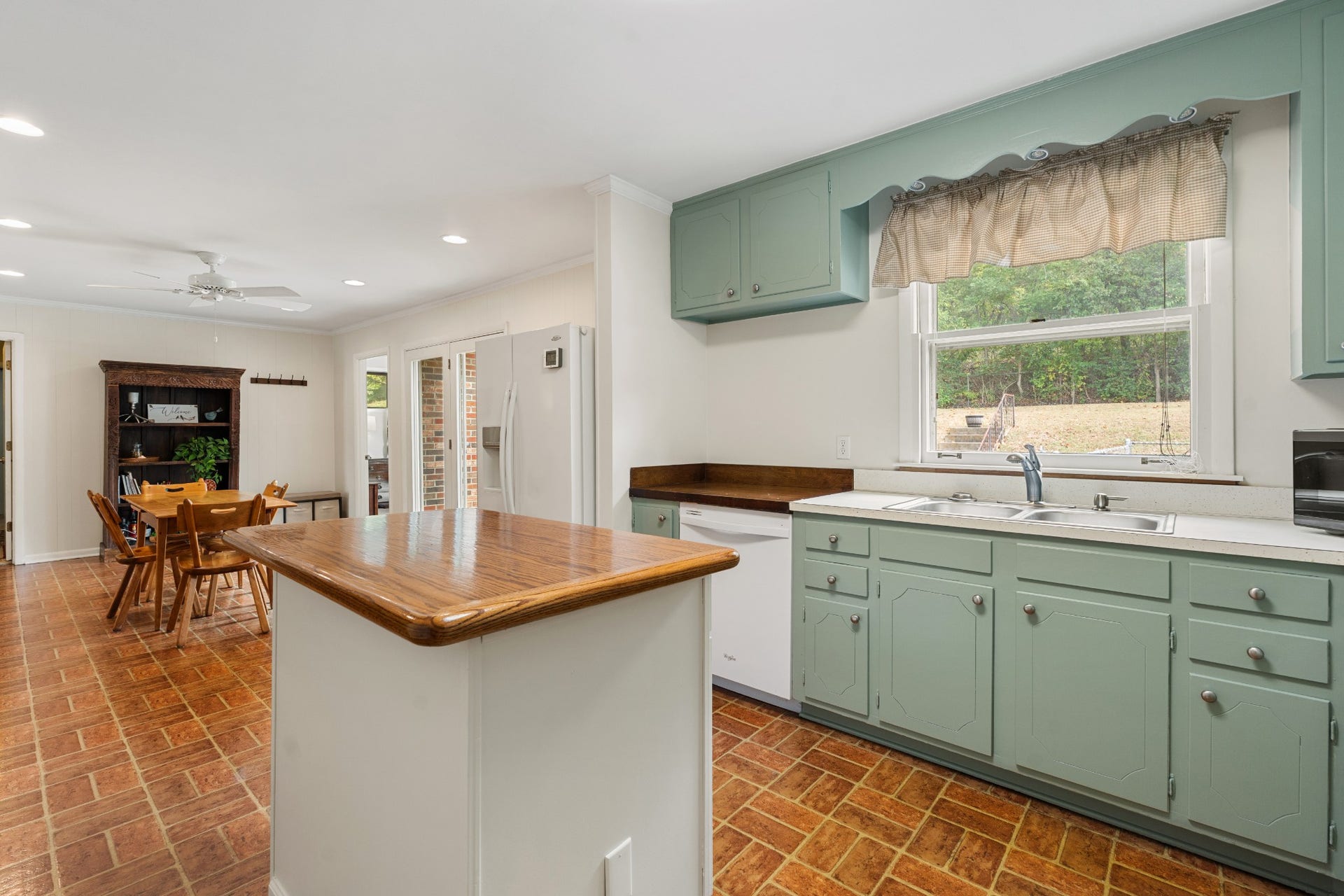 930 Percy Warner Blvd, Nashville, TN 37205 Large, thoughtfully designed kitchen filled with natural light, with doors opening directly to the back patio and fenced yard. Fresh and functional as it is, with plenty of space for potential to personalize and create the kitchen of your dreams.