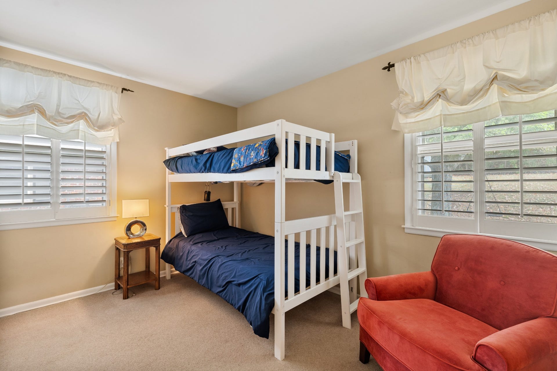 930 Percy Warner Blvd, Nashville, TN 37205 Bedroom with adjoining half bath