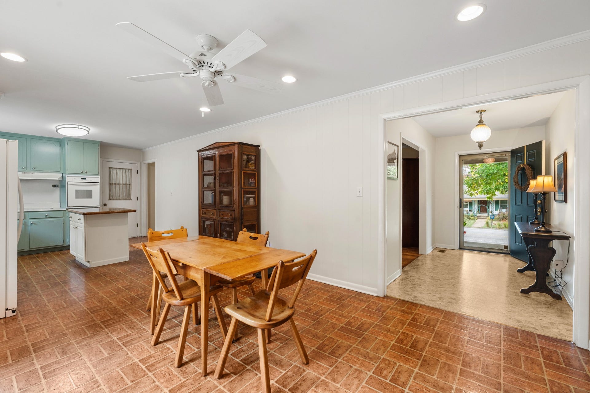 930 Percy Warner Blvd, Nashville, TN 37205 The large Eat it Kitchen offers an ideal layout for hosting large gatherings. You could also utilize this space to create another sitting/TV area off Kitchen.