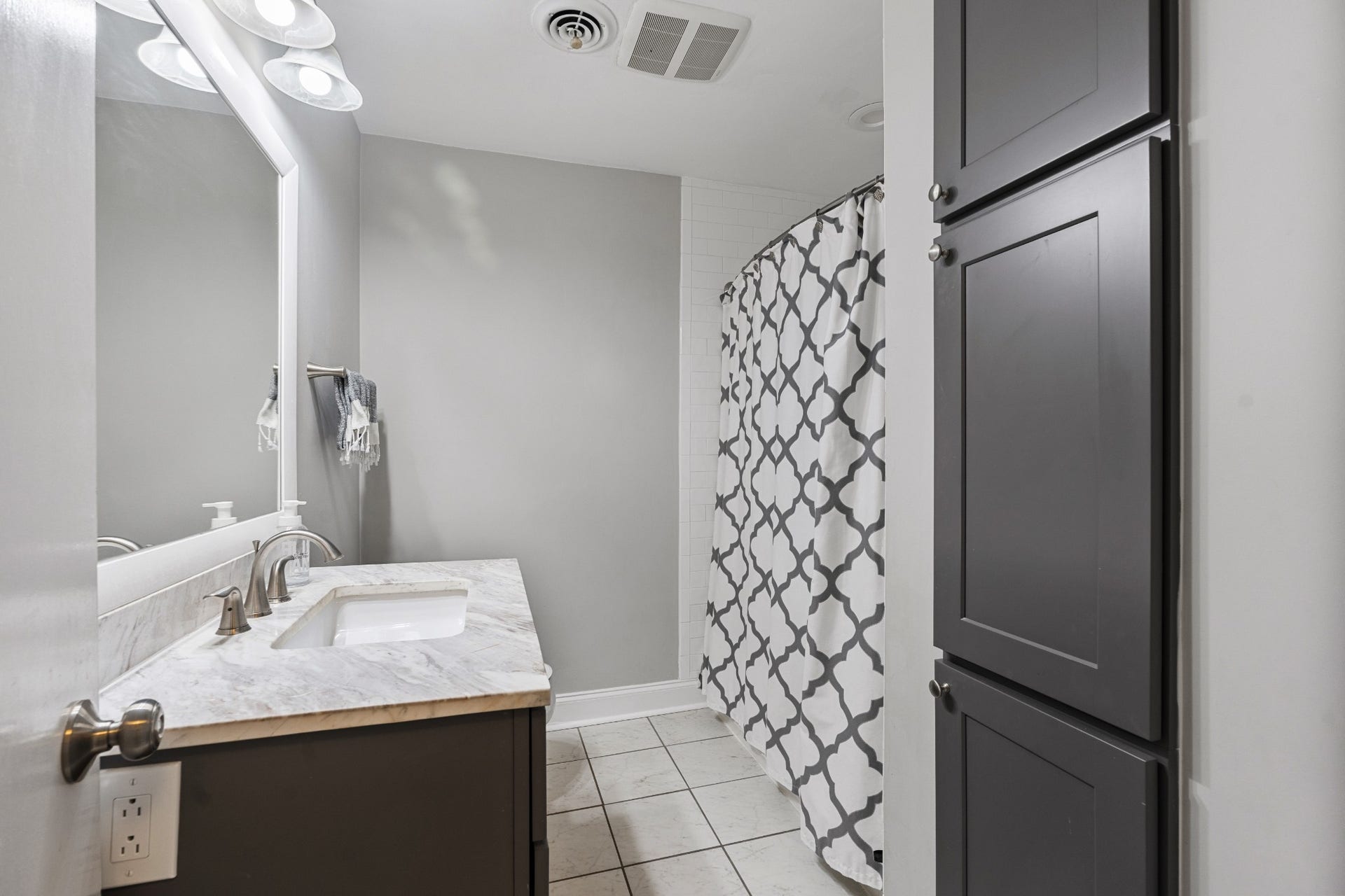 930 Percy Warner Blvd, Nashville, TN 37205 Renovated hall bath with ample storage
