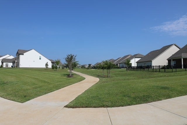 4943 Kai Drive, Murfreesboro, TN 37129 BEAUTIFUL COMMUNITY TRAILS FOR MORNING WALKS AND EVENING STROLLS