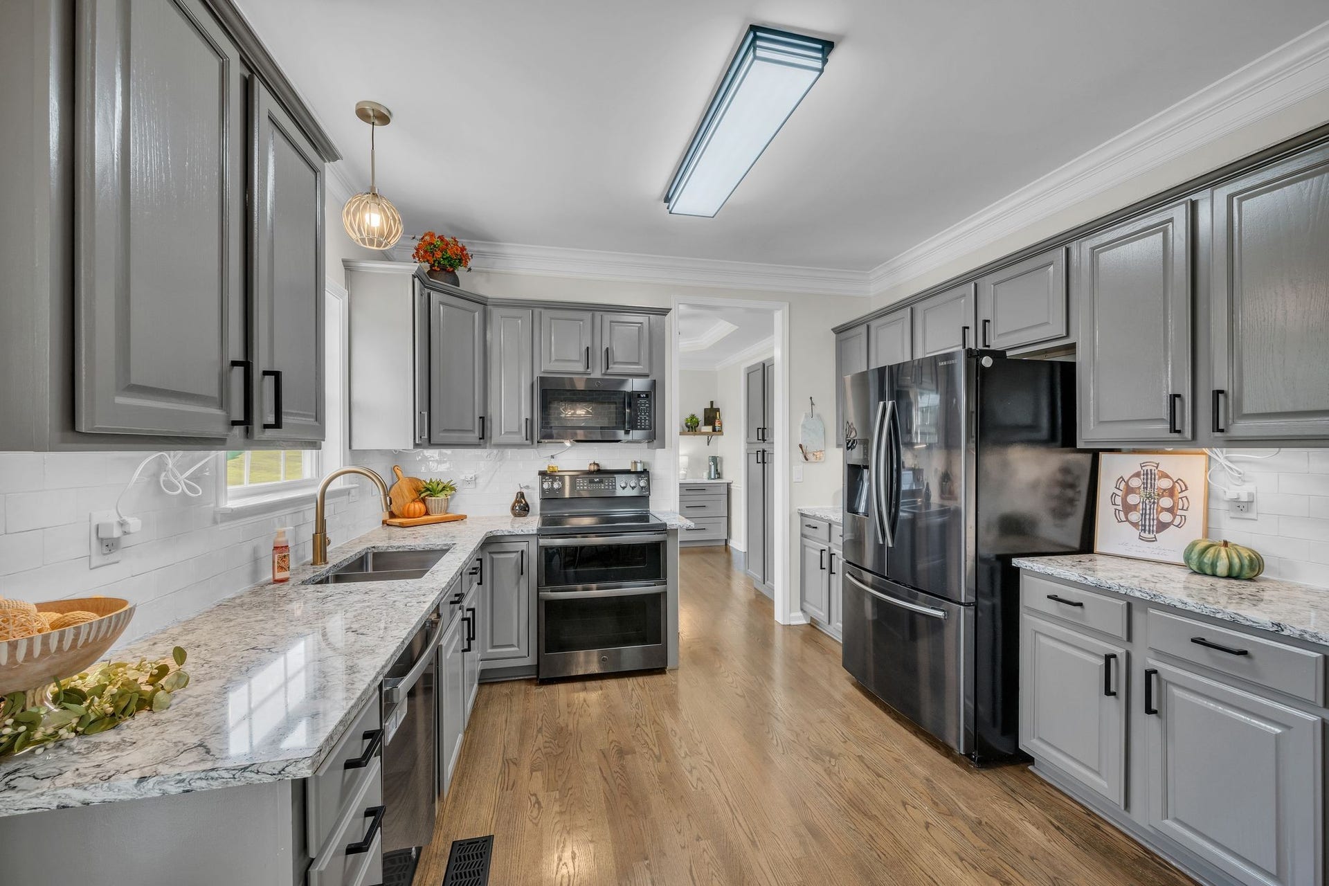 170 Lena Loop, Burns, TN 37029 Updated kitchen with Granite counter tops, hardwood and ss appliances