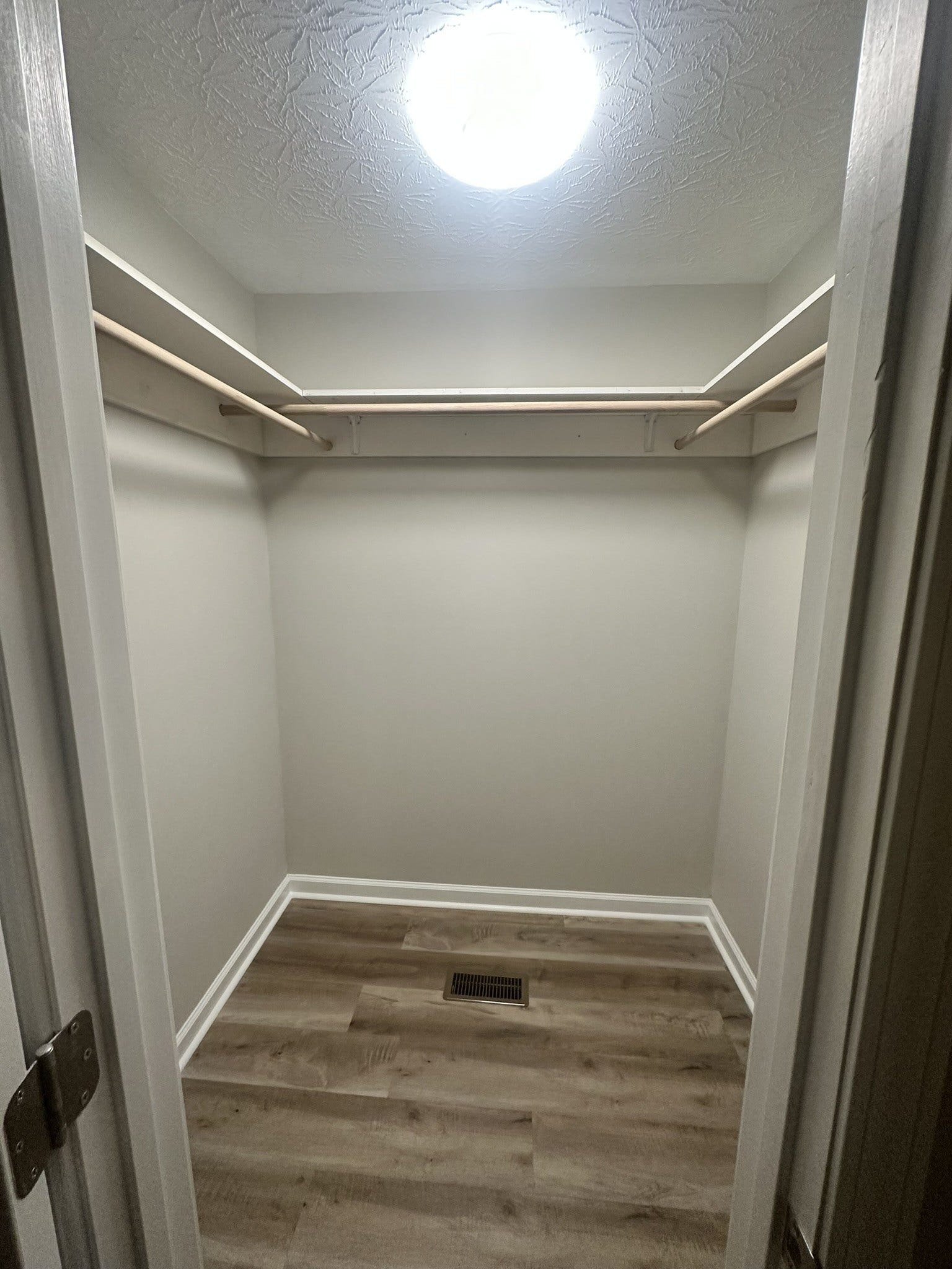1506 Batts Blvd, #5, Springfield, TN 37172 Walk-In Closet: Store your clothes and accessories effortlessly in the expansive walk-in closet, making organization a breeze.