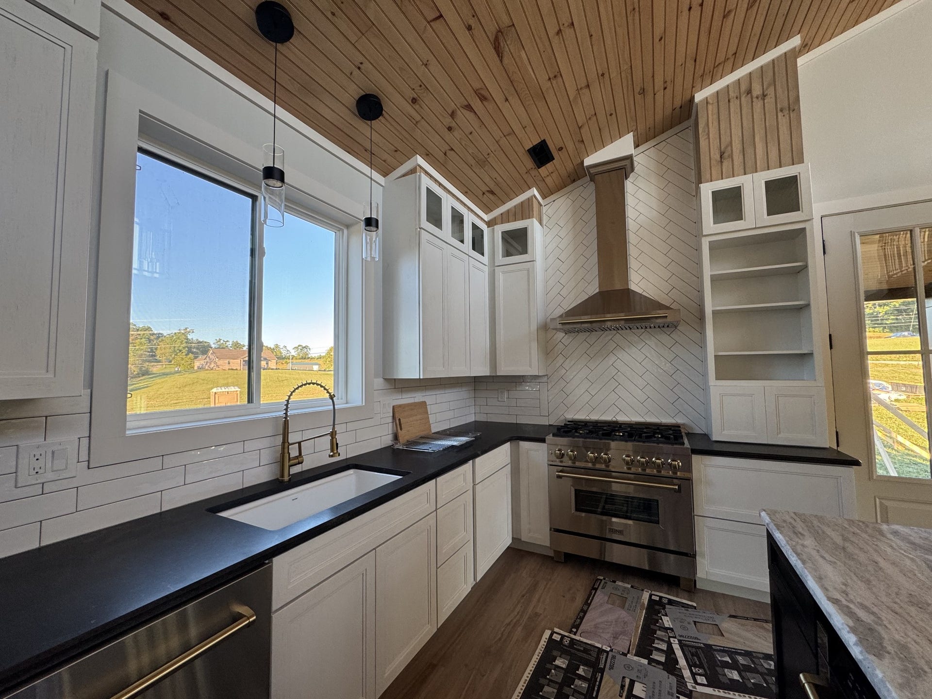 180 County Line Rd, Dandridge, TN 37725 Lots of cabinet storage, high end appliances