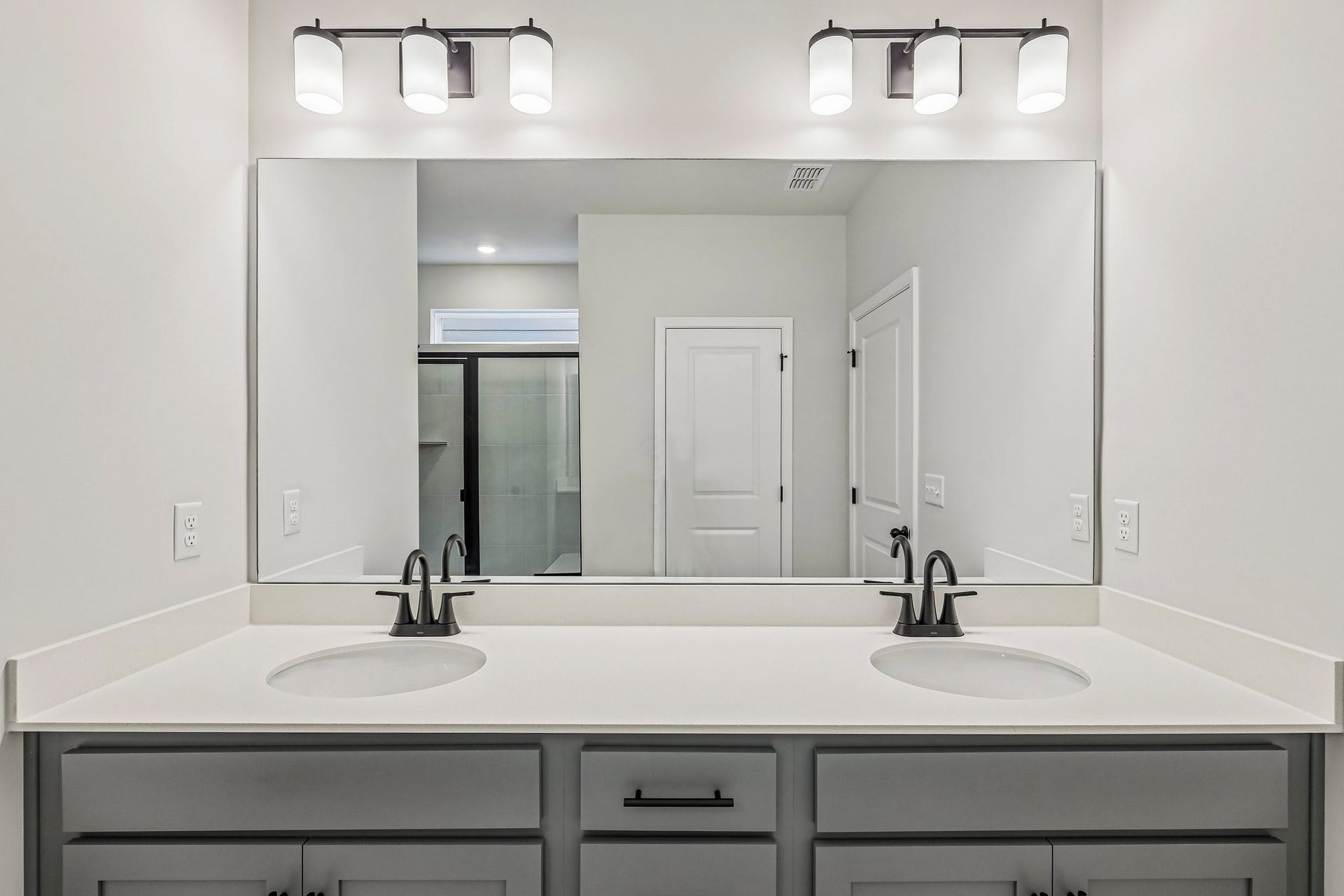 272 Limestone Way, Lebanon, TN 37087 Primary bathroom features double vanity sinks. Photos may represent sample products of homes under construction. Actual exterior and interior selections may vary.