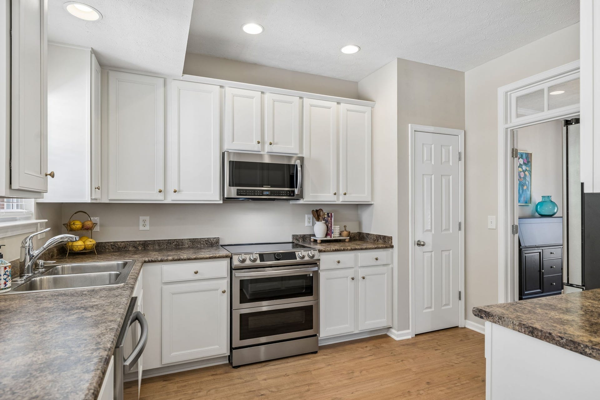 7460 Riverland Dr, Nashville, TN 37221 updated appliances