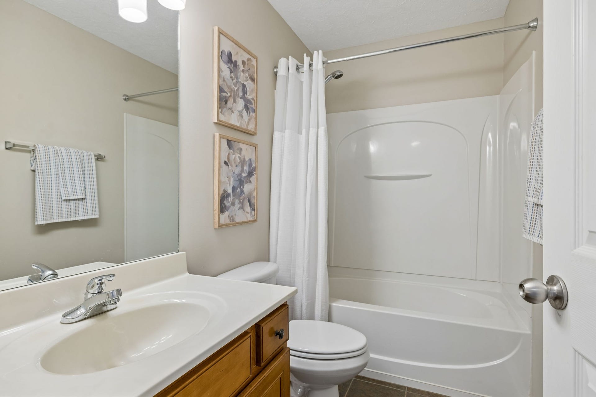 7460 Riverland Dr, Nashville, TN 37221 guest bath