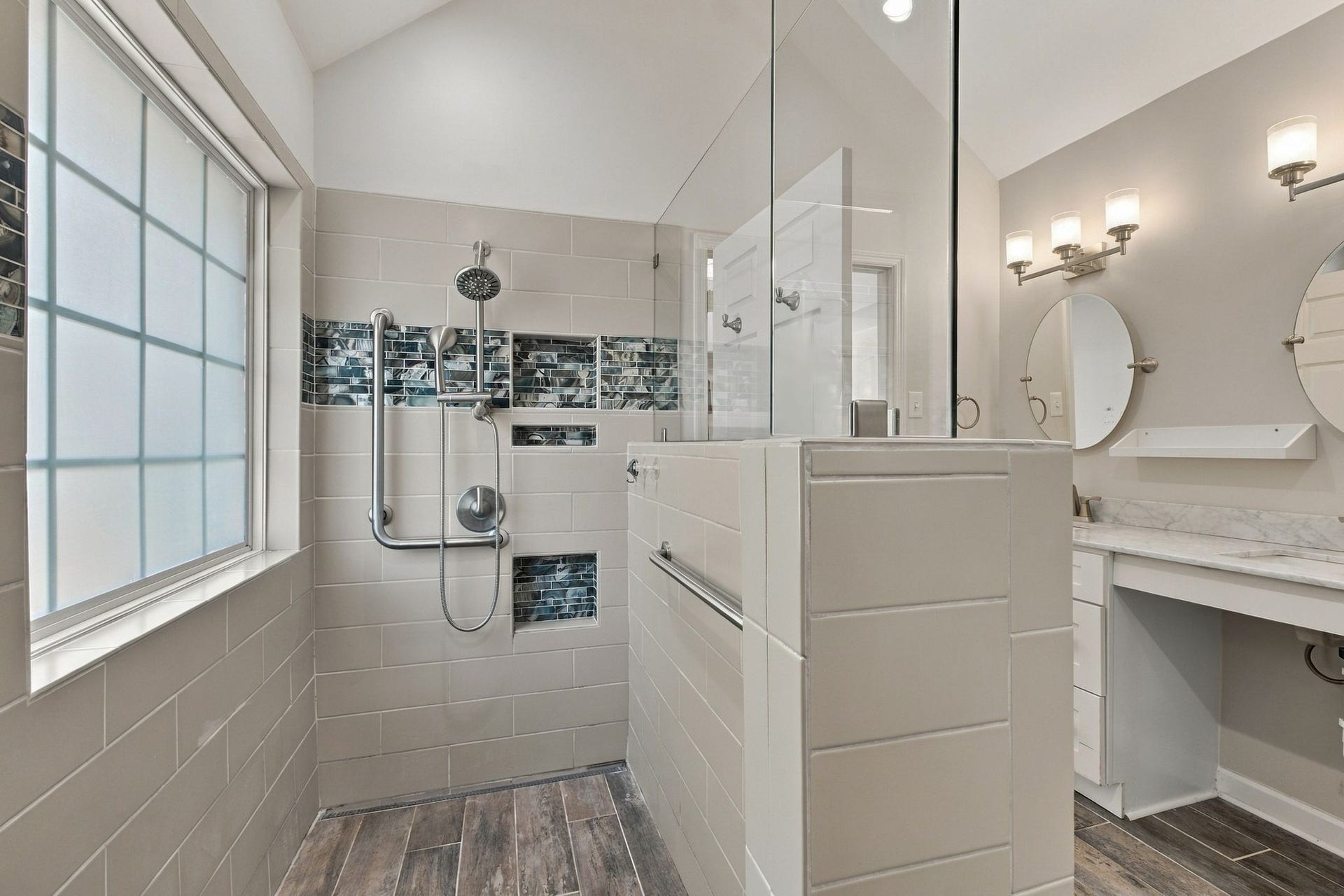 4952 Tulip Grove Ln, Hermitage, TN 37076 Handicap Accessible Shower