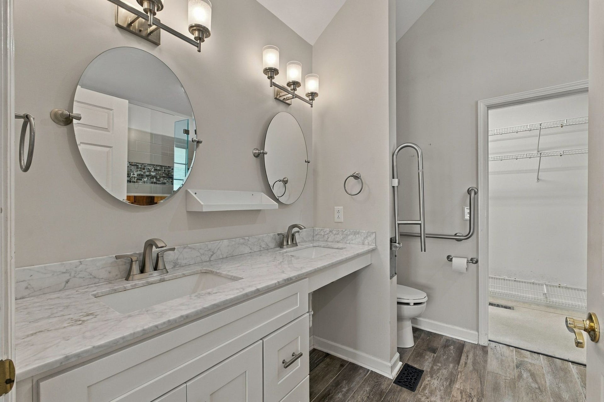 4952 Tulip Grove Ln, Hermitage, TN 37076 Handicap Accessible Bath