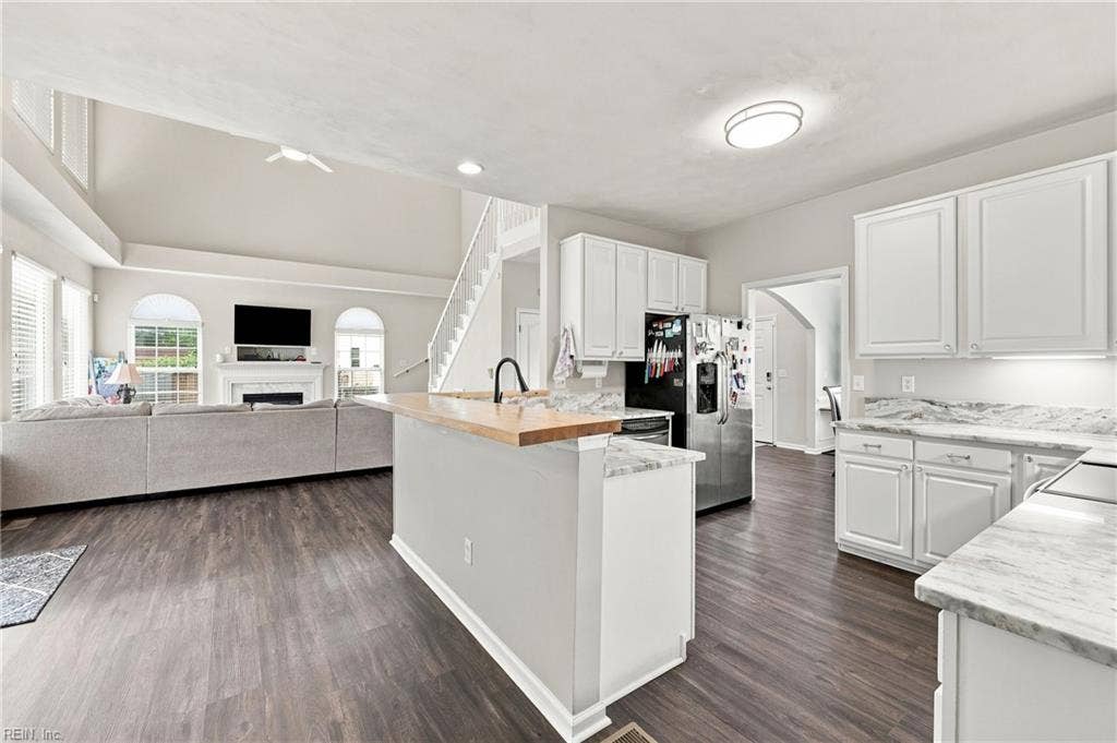 207 Catalpa Court, Suffolk, VA 23435 Open concept Great Room and Kitchen
