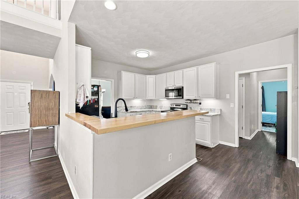 207 Catalpa Court, Suffolk, VA 23435 Kitchen bar area