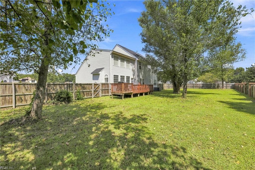 207 Catalpa Court, Suffolk, VA 23435 Side view of home and fully privacy fenced backyard