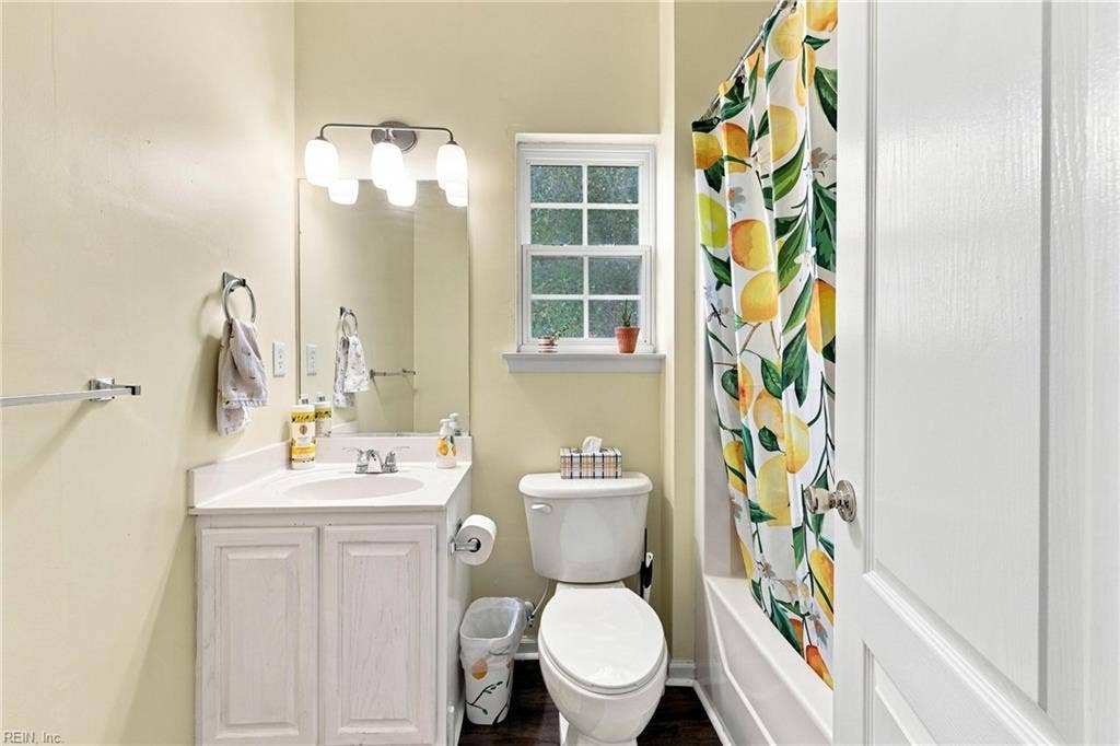 207 Catalpa Court, Suffolk, VA 23435 First floor Guest Bedroom full Ensuite Bathroom