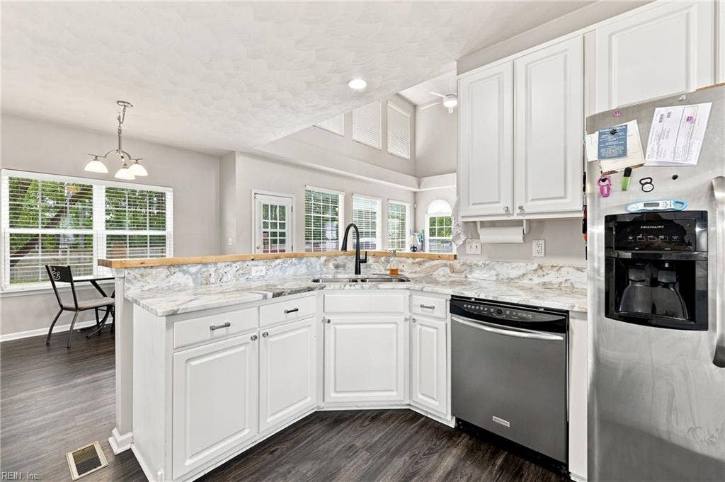 207 Catalpa Court, Suffolk, VA 23435 Kitchen and Breakfast area