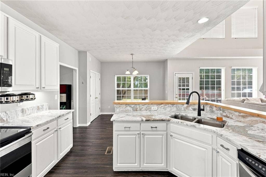 207 Catalpa Court, Suffolk, VA 23435 Kitchen looking towards Breakfast area