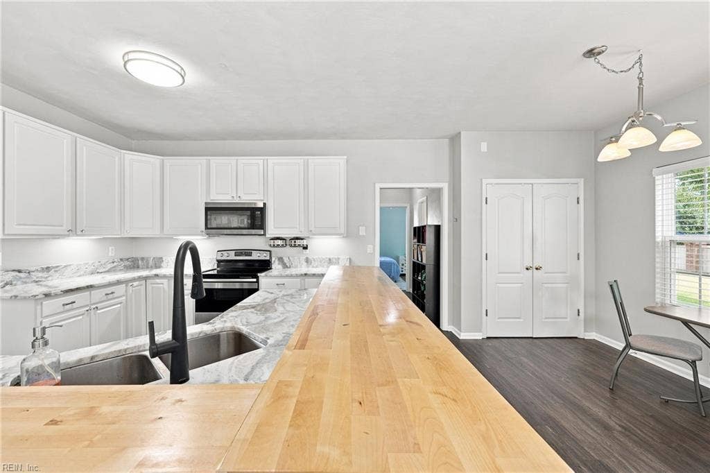207 Catalpa Court, Suffolk, VA 23435 Kitchen bar area with butcher block style countertop