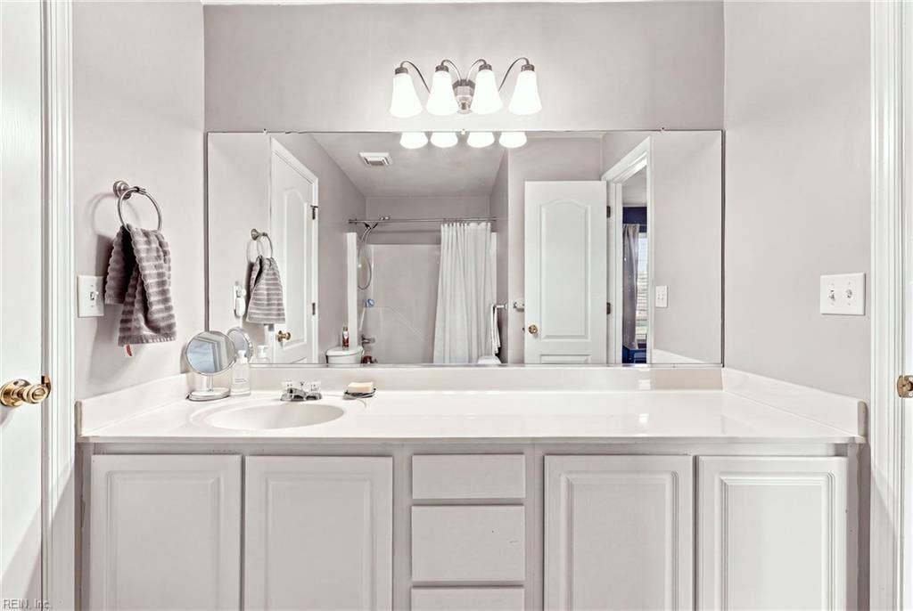 207 Catalpa Court, Suffolk, VA 23435 Second floor full bath counter area