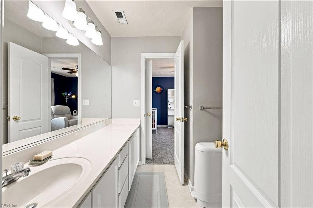 207 Catalpa Court, Suffolk, VA 23435 Second floor full Bathroom