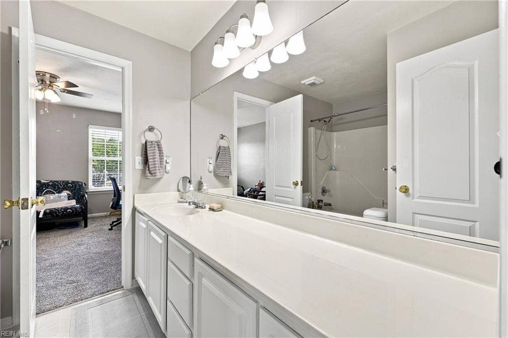 207 Catalpa Court, Suffolk, VA 23435 Second floor full bath counter area