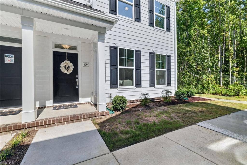 Welcome Home - Overlooking the natural wooded area