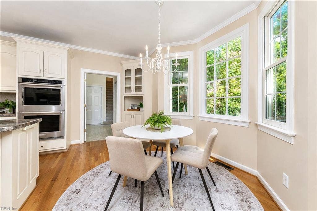 Breakfast Area with Bay Window