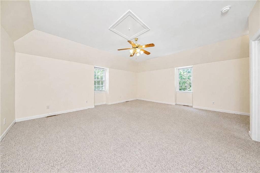 Large Bonus or Flex Room above Garage