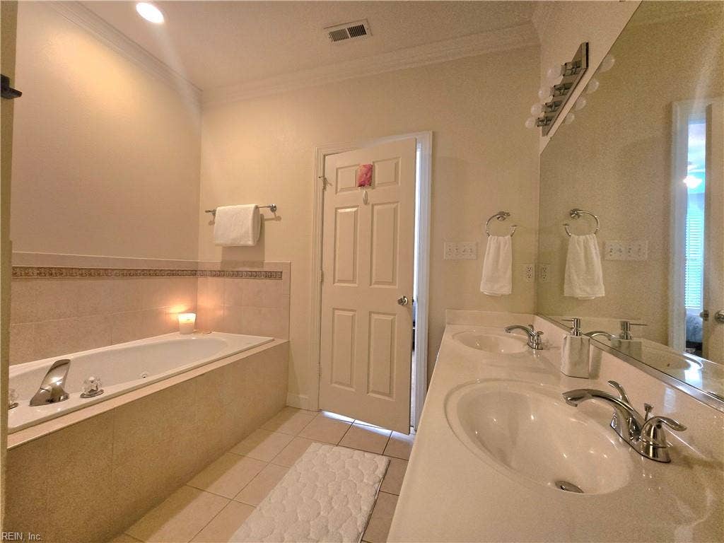 Elegant Primary Ensuite Bathroom with Dual Sinks