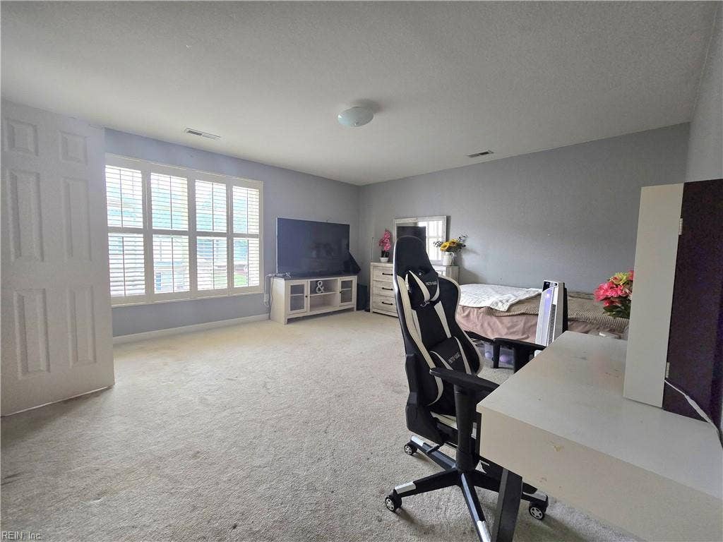 Super Big Upstairs Bedroom with walk in closet