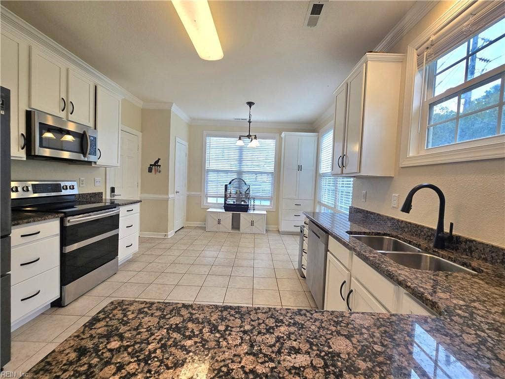 Gorgeous Big Open Kitchen With Granite and Stainless apploiances