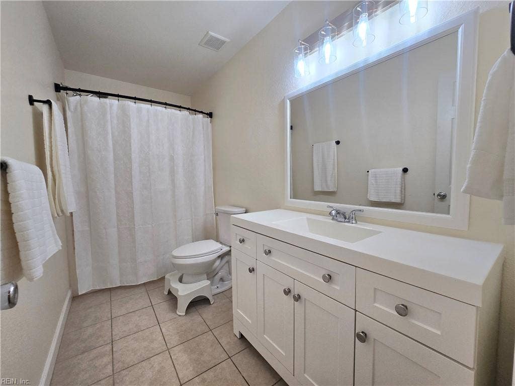 Upstairs Full Bathroom