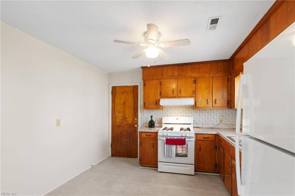 Kitchen with Gas cooking