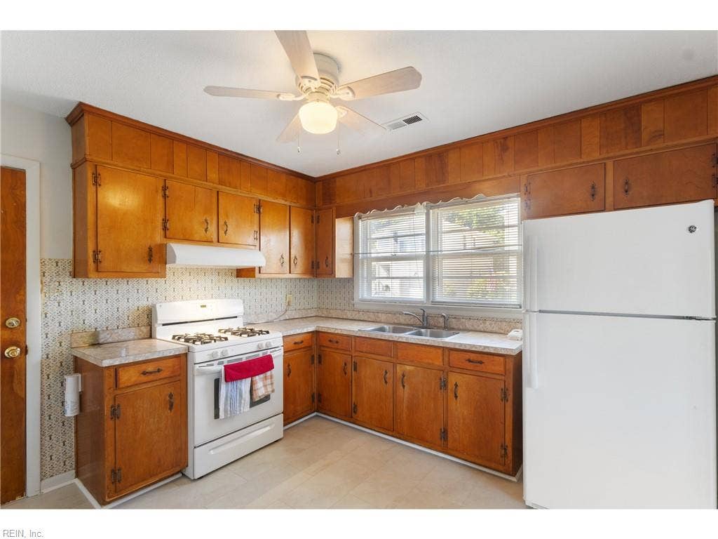 Kitchen with Gas cooking