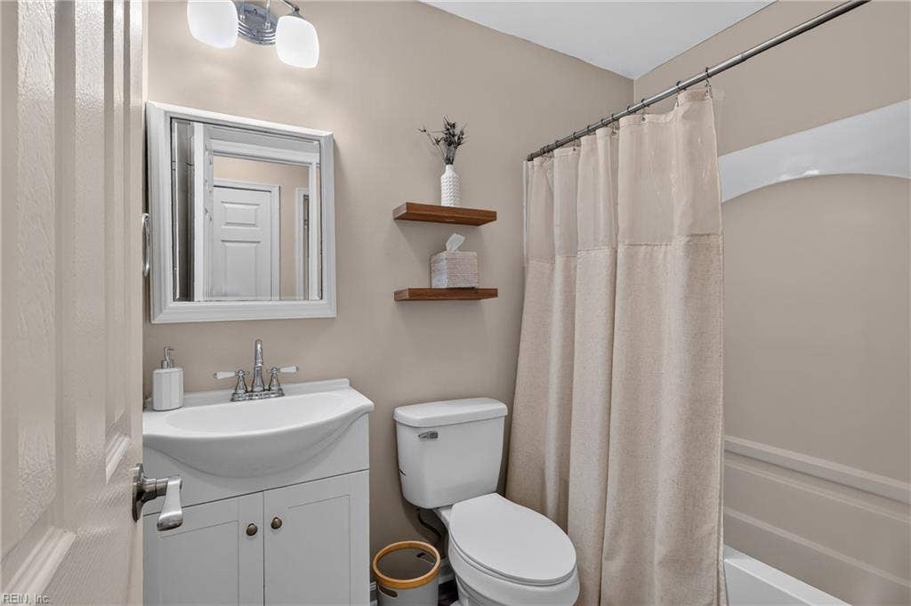 20 Sanlun Lakes Drive, Hampton, VA 23666 20 Sanlun Lakes Drive, Hampton, VA 23666