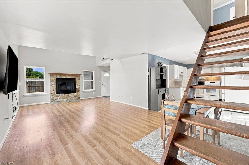 1517 Newport Circle, Virginia Beach, VA 23453 Entry, living, dining areas