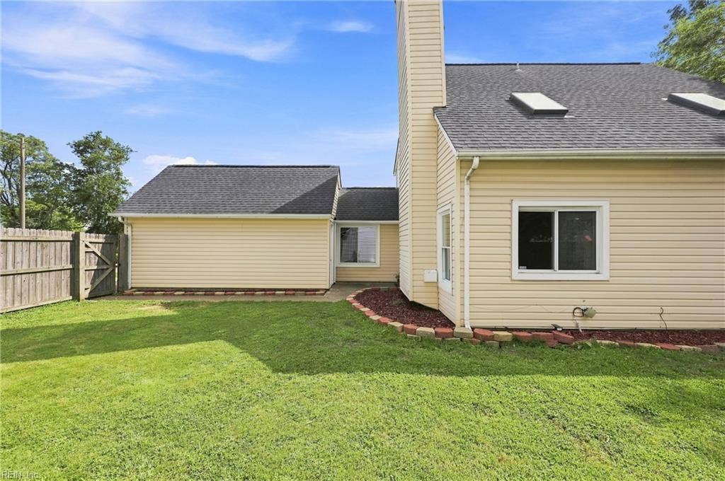 1517 Newport Circle, Virginia Beach, VA 23453 Side view
