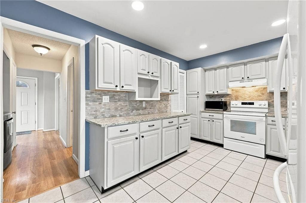 1517 Newport Circle, Virginia Beach, VA 23453 Kitchen with pantry and all appliances
