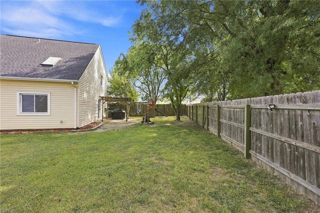 1517 Newport Circle, Virginia Beach, VA 23453 Private yard