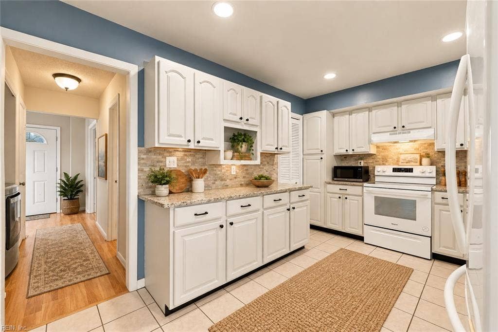 1517 Newport Circle, Virginia Beach, VA 23453 VIRTUALLY STAGED KITCHEN