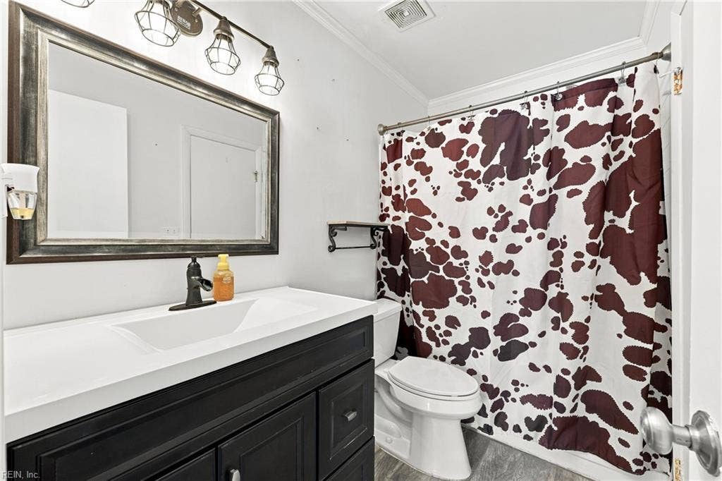 1517 Newport Circle, Virginia Beach, VA 23453 2nd floor primary bathroom