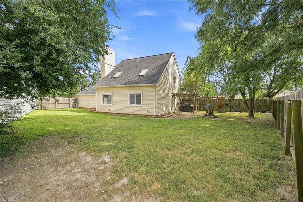 1517 Newport Circle, Virginia Beach, VA 23453 Side corner, fully fenced private yard