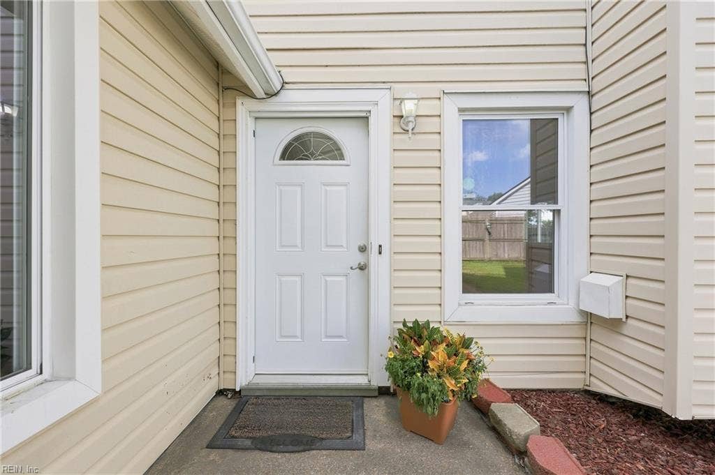 1517 Newport Circle, Virginia Beach, VA 23453 Front door entry