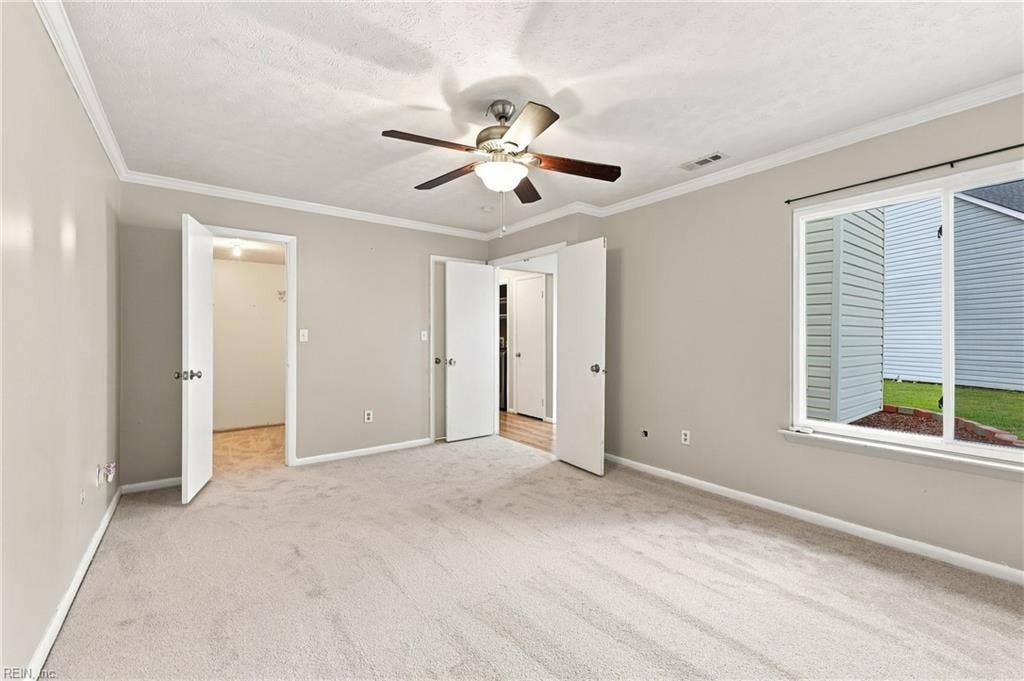 1517 Newport Circle, Virginia Beach, VA 23453 1ST Floor primary with walk-in closet and ensuite bath. NEW CARPET.