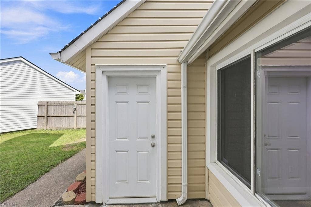 1517 Newport Circle, Virginia Beach, VA 23453 Garage entry