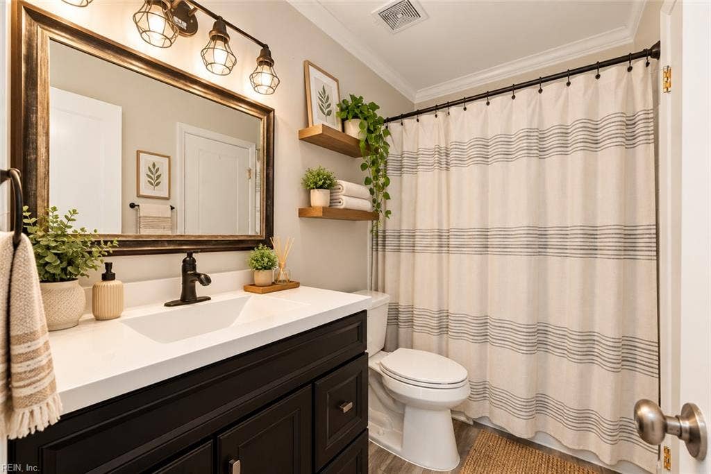 1517 Newport Circle, Virginia Beach, VA 23453 VIRTUALLY STAGED 2ND FLOOR BATHROOM